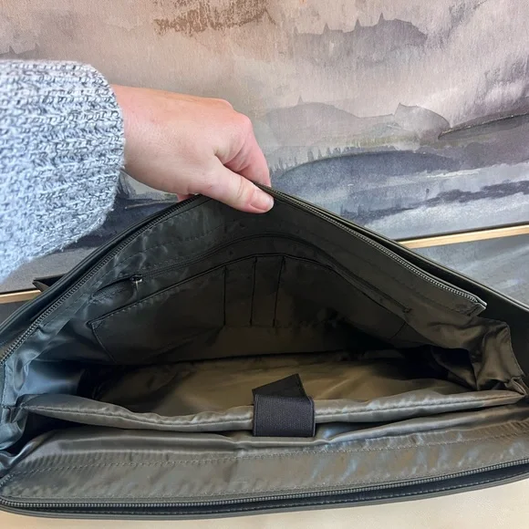 Classic Cream and Green Leather Briefcase - Picture 10 of 15